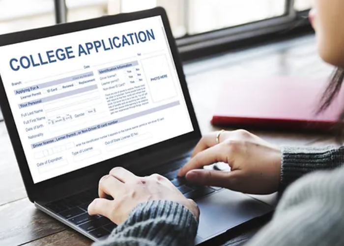 How to Navigate the College Application Process: Tips for Applying to College